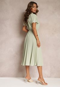 Renee - Zielona Retro Sukienka Midi z Plisowaniem i Paskiem na Klamrę Elinerise. Kolor: zielony. Styl: retro. Długość: midi