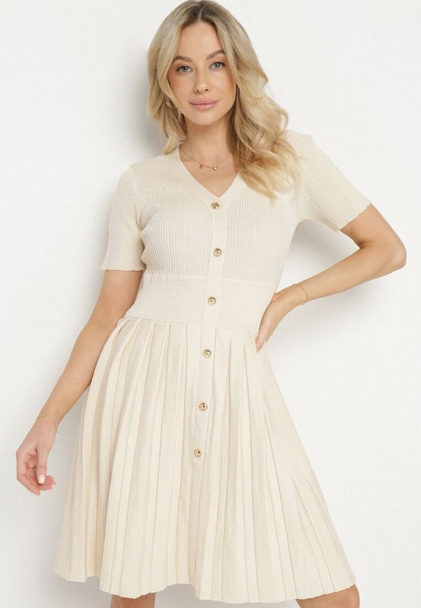 Born2be - Jasnobeżowa Sukienka z Wiskozy o Rozkloszowanym Kroju z Plisami i Guzikami Alusena. Okazja: na co dzień. Kolor: beżowy. Materiał: wiskoza. Typ sukienki: rozkloszowane. Styl: elegancki, casual