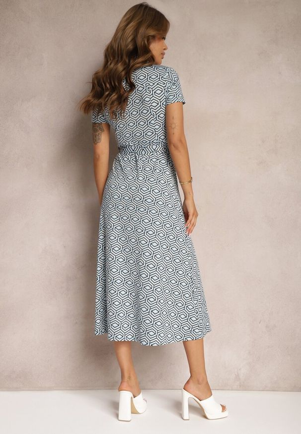 Renee - Niebiesko-Biała Koszulowa Sukienka w Geometryczny Wzór Zapinana na Guziki Xarrah. Okazja: na co dzień. Kolor: niebieski. Materiał: tkanina. Długość rękawa: krótki rękaw. Wzór: geometria. Sezon: lato. Typ sukienki: koszulowe. Styl: casual, elegancki, klasyczny