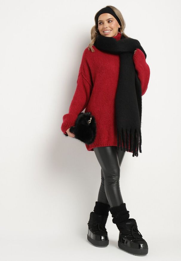 Born2be - Bordowy Golf Oversize z Dzianiny z Wełną i Moherem Temittes. Typ kołnierza: golf. Kolor: czerwony. Materiał: moher, dzianina, wełna. Długość rękawa: długi rękaw. Długość: długie. Wzór: ze splotem. Styl: elegancki