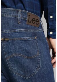 Lee - MĘSKIE SPODNIE JEANSOWE LEE DAREN ZIP FLY REGULAR STRAIGHT Dark Bluegrass L707KNUK 112118225. Okazja: na co dzień. Wzór: nadruk. Styl: klasyczny, elegancki, casual