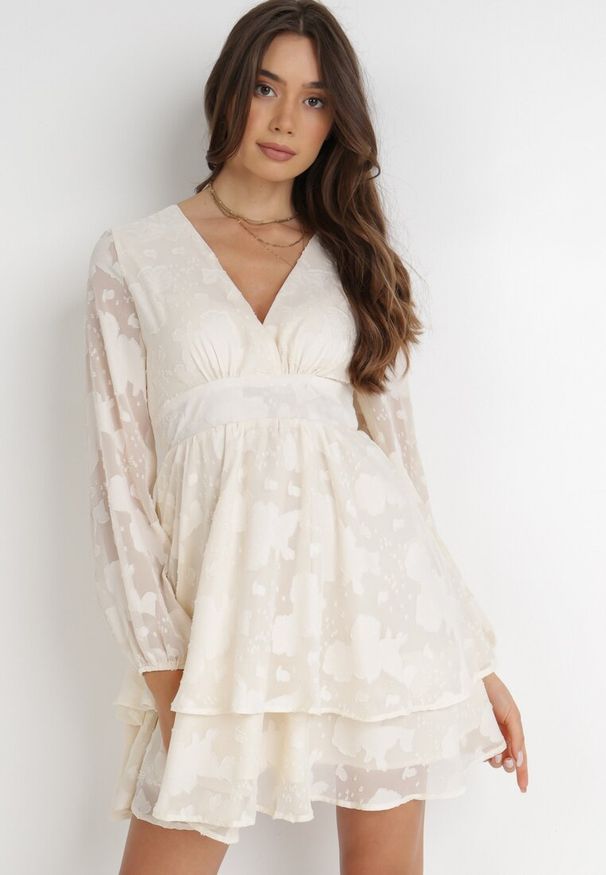 Born2be - Kremowa Sukienka Iolippe. Kolor: beżowy. Materiał: materiał. Długość rękawa: długi rękaw. Typ sukienki: kopertowe