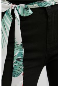 Answear Lab spodnie Push Up damskie kolor czarny medium waist. Kolor: czarny. Styl: wakacyjny