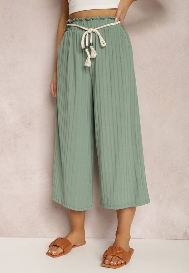 Renee - Zielone Spodnie Anastathe. Kolor: zielony. Materiał: tkanina. Wzór: jednolity, gładki. Sezon: wiosna, lato