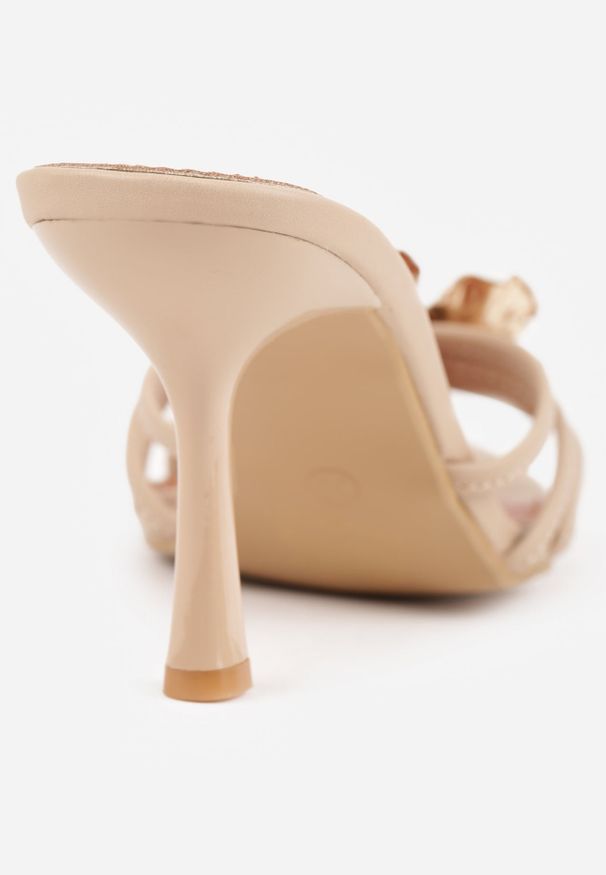 Renee - Ciemnobeżowe Klapki na Szpilce Zdobione Metaliczną Aplikacją w Kształcie Kwiatu Philaira. Okazja: na randkę. Kolor: beżowy. Wzór: aplikacja, kwiaty. Obcas: na szpilce. Styl: elegancki