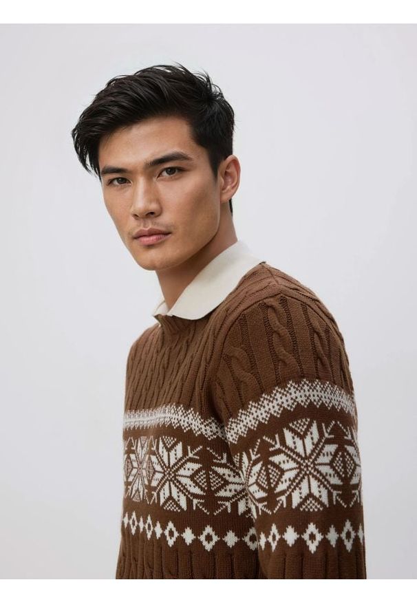 Reserved - Sweter z warkoczowym splotem - brązowy. Kolor: brązowy. Materiał: dzianina, bawełna. Wzór: ze splotem