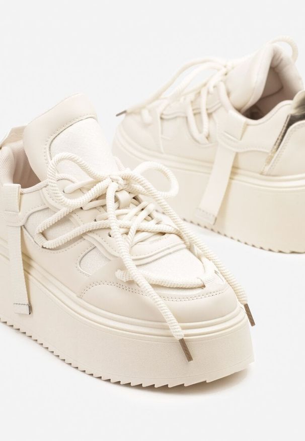 Renee - Beżowe Sneakersy na Platformie Ozdobione Sznurowaniem Vilvia. Okazja: na co dzień. Kolor: beżowy. Materiał: jeans. Wzór: aplikacja. Obcas: na platformie