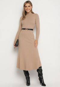 Born2be - Ciemnobeżowa Sukienka Dzianinowa z Domieszką Wełny i Ozdobnym Paskiem Nirisia. Okazja: na co dzień. Kolor: beżowy. Materiał: wełna, dzianina. Długość rękawa: długi rękaw. Typ sukienki: proste. Styl: casual, elegancki #1
