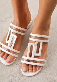 Renee - Białe Klapki Ozdobione Geometrycznym Motywem Nysathei. Okazja: na co dzień. Kolor: biały. Wzór: geometria, aplikacja. Sezon: lato. Styl: casual #4