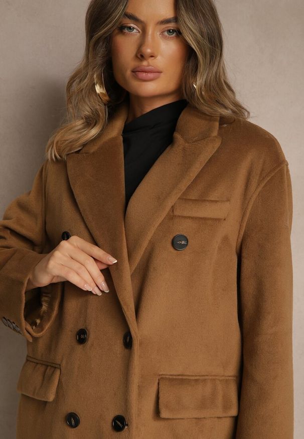Renee - Brązowy Klasyczny Płaszcz Dwurzędowy z Kieszeniami Tereti. Okazja: na co dzień. Kolor: brązowy. Materiał: jeans. Styl: klasyczny