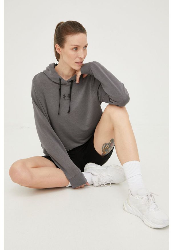 Under Armour bluza 1369855 damska kolor szary z kapturem z nadrukiem. Typ kołnierza: kaptur. Kolor: szary. Długość rękawa: długi rękaw. Długość: długie. Wzór: nadruk