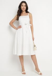 Born2be - Biała Sukienka z Wiskozą ze Wzorem Pasków Dolereia. Okazja: na co dzień. Kolor: biały. Materiał: wiskoza. Długość rękawa: na ramiączkach. Styl: klasyczny, casual. Długość: midi #4