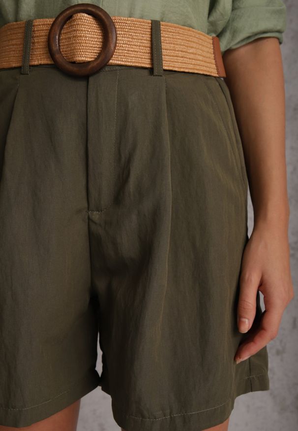 Renee - Zielone Szorty Casual z Wiskozą High Waist Ozdobione Paskiem z Plecionki Kailee. Okazja: na co dzień. Stan: podwyższony. Kolor: zielony. Materiał: wiskoza. Wzór: aplikacja. Styl: casual