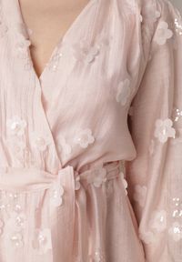 Born2be - Różowy Kopertowy Kombinezon z Tencelu Ozdobiony Kwiatkami 3D i Cekinami Adralila. Okazja: na co dzień, na spacer. Kolor: różowy. Materiał: materiał, poliester. Wzór: kwiaty, aplikacja. Sezon: lato. Styl: casual, klasyczny, elegancki #6