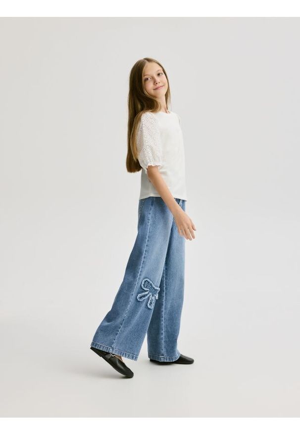 Reserved - Jeansy wide leg z aplikacjami - niebieski. Kolor: niebieski. Wzór: aplikacja