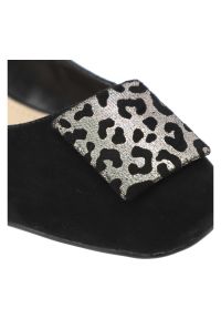 Czółenka damskie S.Barski, cholewka ze skóry naturalnej zamszowej wsuwany fason zabudowany przód, czarne, CR61-3040. Kolor: czarny. Materiał: skóra, zamsz. Szerokość cholewki: normalna #4