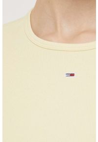 Tommy Jeans t-shirt damski kolor żółty. Okazja: na co dzień. Kolor: żółty. Materiał: bawełna, dzianina, prążkowany. Wzór: aplikacja. Styl: casual #3