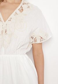 Born2be - Biała Bawełniana Sukienka w Stylu Rustykalnym z Kieszeniami Orriviane. Okazja: na spotkanie biznesowe, na co dzień, do pracy, na spacer. Typ kołnierza: dekolt w kształcie V. Kolor: biały. Materiał: bawełna. Wzór: aplikacja, haft. Typ sukienki: proste. Styl: biznesowy, casual #2