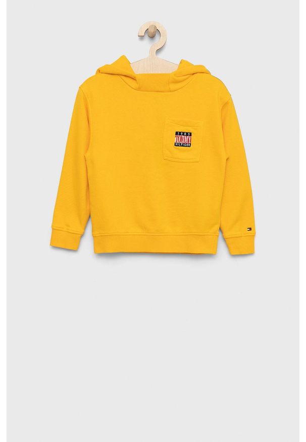 TOMMY HILFIGER - Tommy Hilfiger Bluza bawełniana dziecięca kolor pomarańczowy z kapturem z aplikacją. Okazja: na co dzień. Typ kołnierza: kaptur. Kolor: pomarańczowy. Materiał: bawełna. Wzór: aplikacja. Styl: casual
