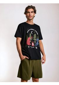 Sinsay - Bawełniana piżama z nadrukiem i kieszeniami - wielobarwny. Materiał: bawełna. Wzór: nadruk #1