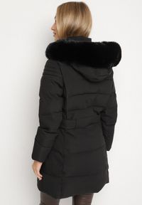 Born2be - Czarna Zimowa Kurtka z Pikowaniem i Kapturem z Futrem Gisatte. Okazja: do pracy, na co dzień, na spotkanie biznesowe. Kolor: czarny. Materiał: futro. Sezon: zima. Styl: casual, elegancki, biznesowy #5