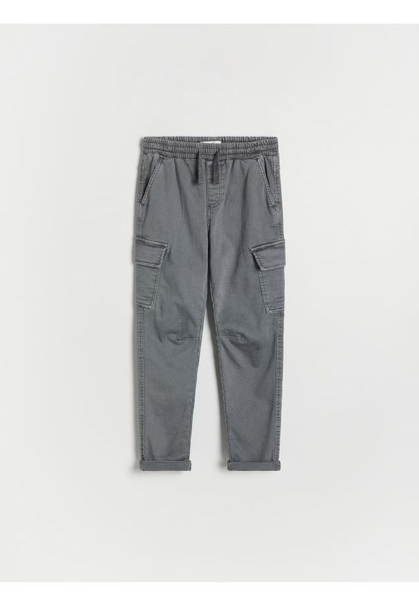Reserved - Wysokoelastyczne spodnie cargo - ciemnoszary. Kolor: szary. Materiał: bawełna, tkanina