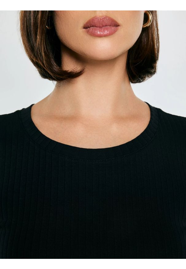 Big-Star - Koszulka damska w prążek czarna Imija 906. Okazja: na co dzień. Kolor: czarny. Materiał: prążkowany, dzianina, bawełna, elastan. Długość rękawa: krótki rękaw. Wzór: prążki. Styl: casual