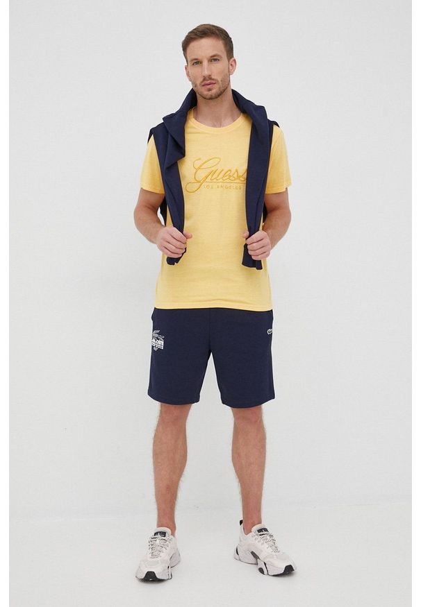 Guess t-shirt bawełniany kolor żółty z aplikacją. Kolor: żółty. Materiał: bawełna. Wzór: aplikacja