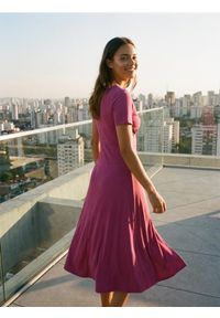 Sinsay - Sukienka midi z dekoltem V i krótkim rękawem z modalem - różowy. Kolor: różowy. Długość rękawa: krótki rękaw. Długość: midi #1