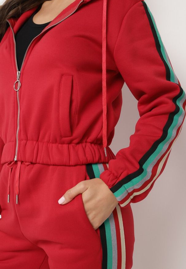 Born2be - Czerwony Komplet Dresowy Zdobiony Kolorowym Lampasem Spodnie i Bluza z Kapturem Neviantha. Kolor: czerwony. Materiał: dresówka. Wzór: aplikacja, kolorowy