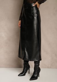 Renee - Czarna Ołówkowa Spódnica z Imitacji Skóry z Paskiem z Wyrazistą Klamrą Rewedana. Kolor: czarny. Materiał: skóra. Długość: krótkie. Styl: elegancki #2