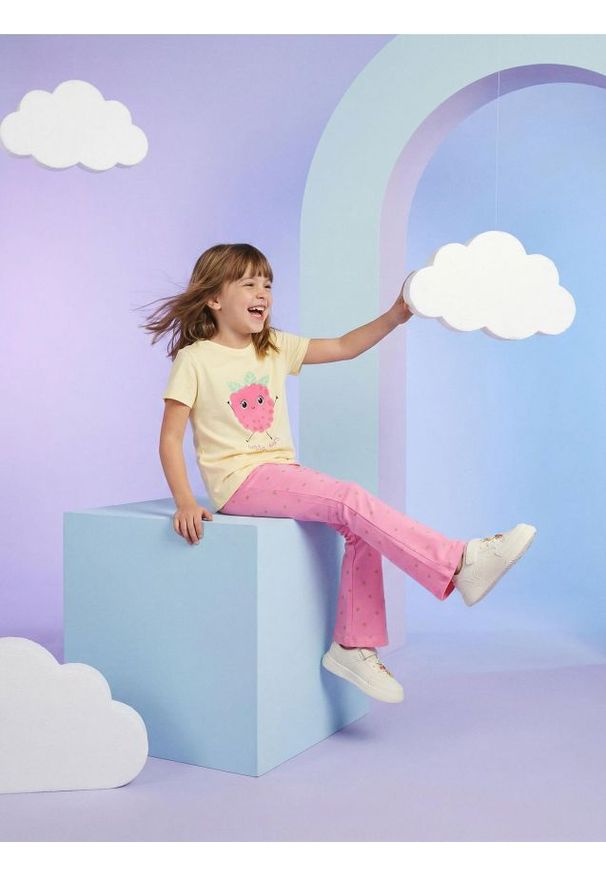 Sinsay - Bawełniane spodnie dresowe flare z motywem truskawek - wielobarwny. Materiał: bawełna, dresówka