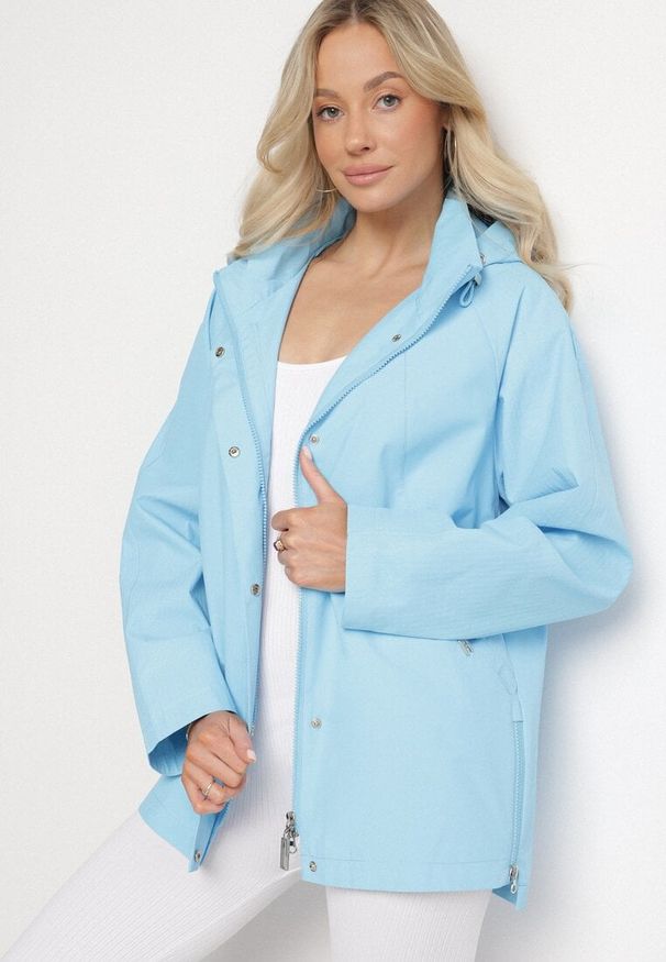 Born2be - Jasnoniebieska Kurtka w Stylu Wiatrówki z Odpinanym Kapturem Ndivisa. Okazja: na co dzień. Kolor: niebieski. Materiał: jeans. Styl: casual, klasyczny