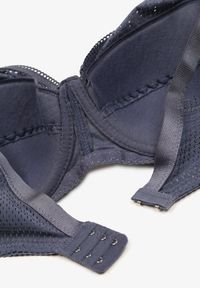 Renee - Granatowy Biustonosz z Regulowanymi Ramiączkami Zapinany na Haftki Izeviana. Kolekcja: plus size. Kolor: niebieski