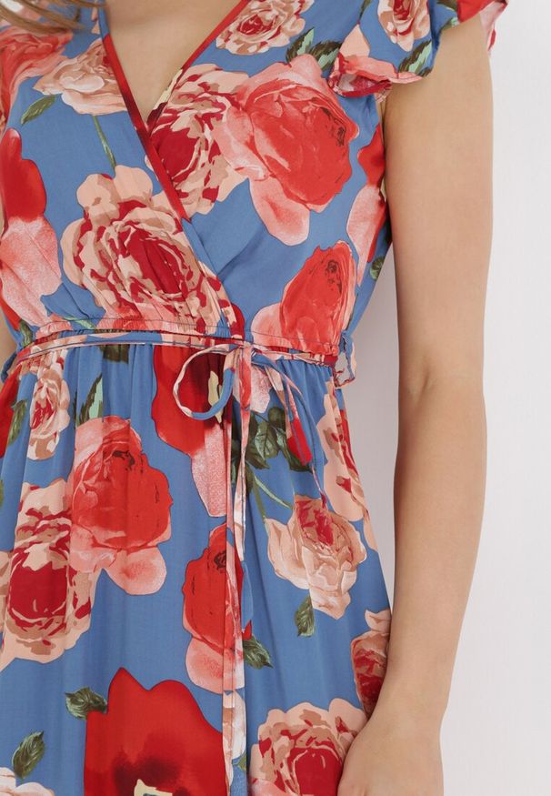 Born2be - Niebieska Sukienka Lalaera. Typ kołnierza: kołnierz z falbankami. Kolor: niebieski. Materiał: tkanina, materiał. Długość rękawa: krótki rękaw. Wzór: kolorowy, kwiaty. Sezon: lato. Typ sukienki: kopertowe. Długość: maxi