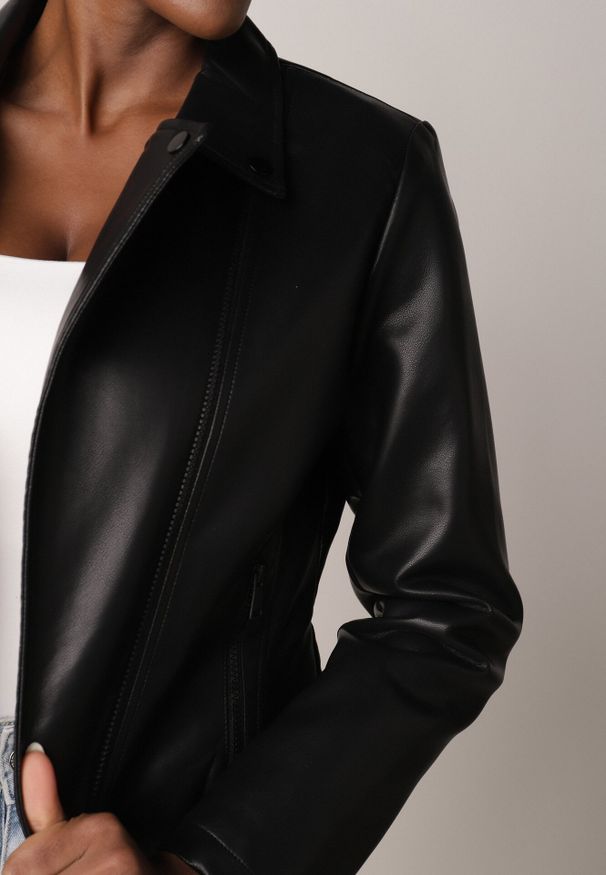 Born2be - Czarna Kurtka Ramoneska o Taliowanym Kroju z Suwakami przy Rękawach Harirra. Okazja: na co dzień. Kolor: czarny. Materiał: poliester, skóra, jeans. Styl: casual, elegancki, klasyczny