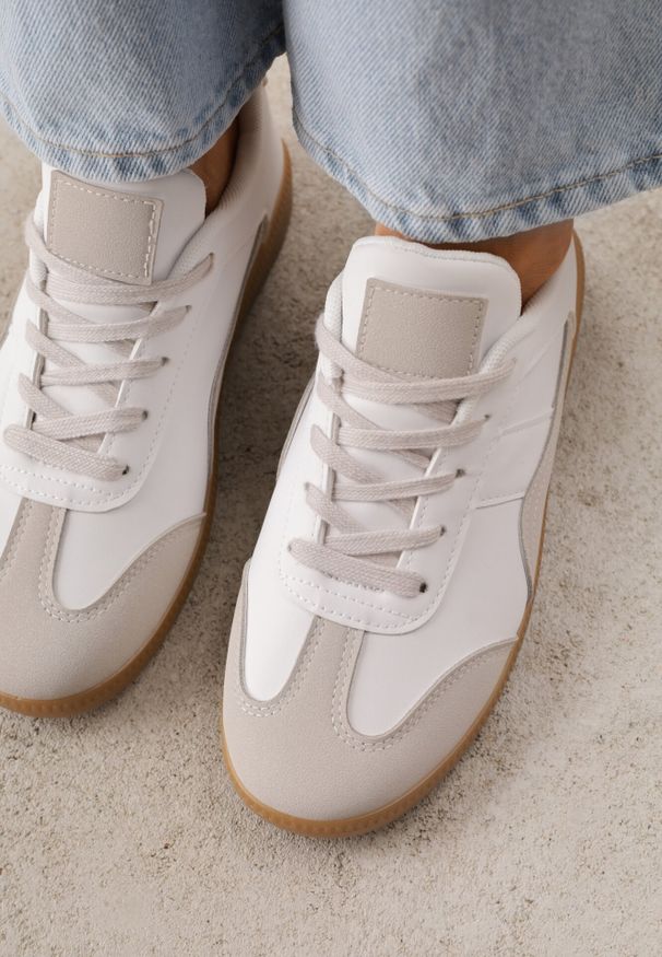 Born2be - Biało-Szare Sneakersy przed Kostkę z Ozdobnymi Przeszyciami Erdafa. Okazja: na co dzień. Wysokość cholewki: przed kostkę. Kolor: biały. Materiał: jeans, materiał
