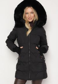 Born2be - Czarna Pikowana Kurtka z Futrzaną Podszewką i Odpinanym Kapturem z Futerkiem Salira. Okazja: na co dzień. Kolor: czarny. Materiał: futro. Styl: klasyczny, casual, elegancki #1