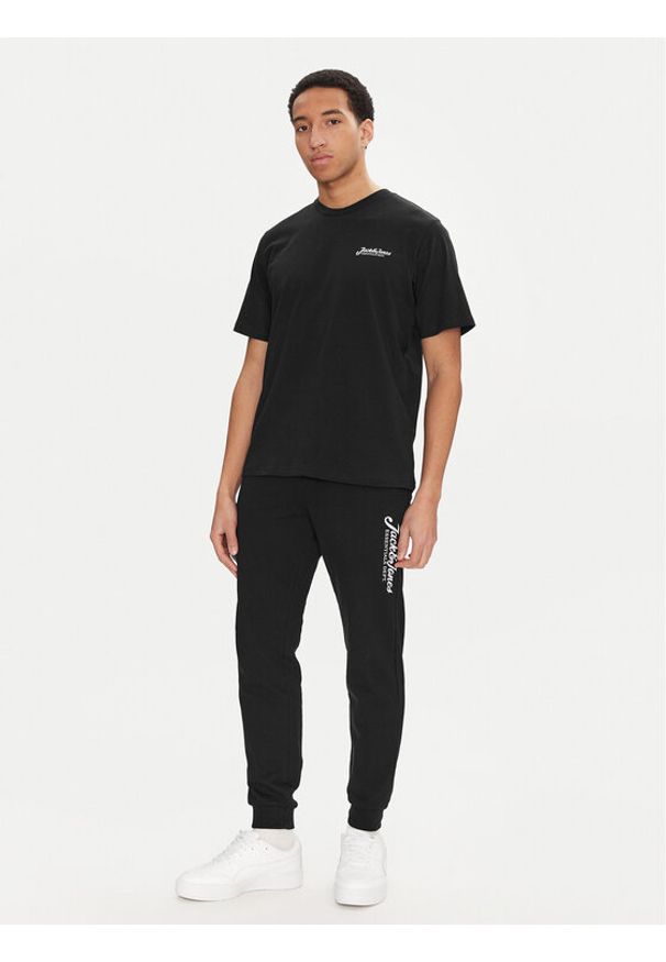Jack & Jones - Jack&Jones Komplet t-shirt i spodnie dresowe Beau 12277849 Czarny Relaxed Fit. Kolor: czarny. Materiał: bawełna