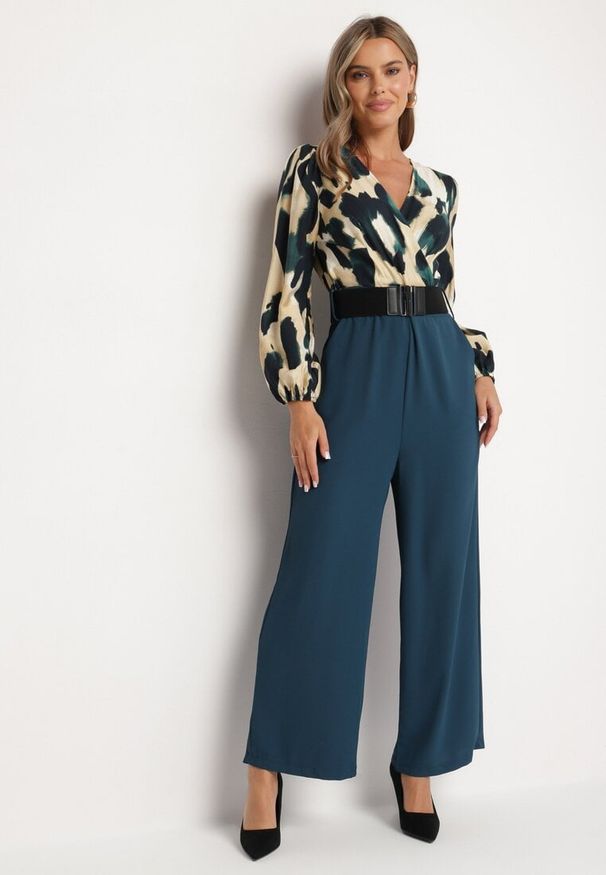 Born2be - Beżowo-Niebieski Kombinezon o Kopertowym Kroju z Dodatkowym Paskiem i Wzorzystą Górą Tinasirae. Okazja: na co dzień. Kolor: zielony. Styl: casual, elegancki