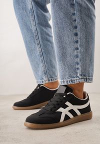 Renee - Czarne Sneakersy w Stylu Tenisówek Ozdobione Geometrycznymi Paskami Zitora. Okazja: na co dzień. Zapięcie: pasek. Kolor: czarny. Wzór: geometria, aplikacja #9