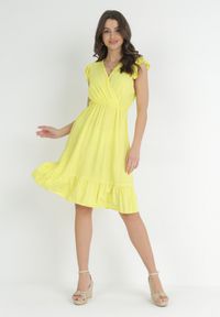 Born2be - Żółta Wiskozowa Sukienka Mini z Gumką w Talii i Kopertowym Dekoltem Yalemena. Kolor: żółty. Materiał: wiskoza. Sezon: wiosna, lato. Typ sukienki: kopertowe. Długość: mini #1