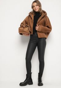 Born2be - Brązowa Przejściowa Kurtka z Rękawami Typu Nietoperz i Kapturem Alinee. Okazja: na spacer. Kolor: brązowy. Materiał: jeans. Sezon: jesień, wiosna. Styl: klasyczny #4