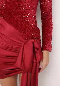 Born2be - Bordowa Sukienka z Usztywnionymi Ramionami Cekinami Kokardką i Satynowym Dołem Vamiera. Okazja: na co dzień. Typ kołnierza: kokarda. Kolor: czerwony. Materiał: satyna. Długość rękawa: długi rękaw. Typ sukienki: dopasowane. Styl: klasyczny, casual #7
