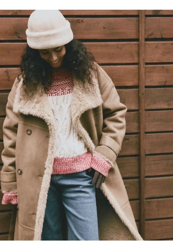 Reserved - Sweter z ozdobnym splotem - wielobarwny. Materiał: dzianina, wełna. Wzór: ze splotem