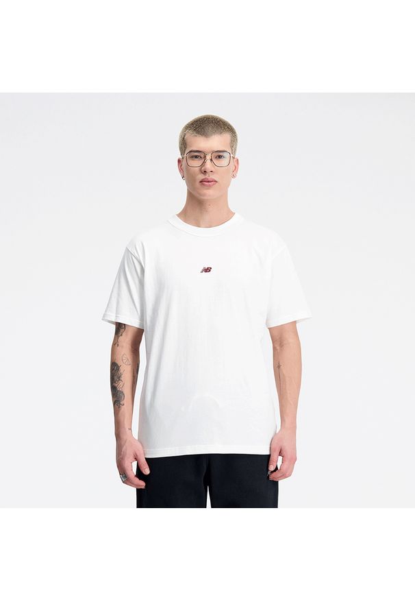Koszulka męska New Balance MT31504SST – biała. Kolor: biały. Materiał: bawełna. Długość rękawa: krótki rękaw. Długość: krótkie. Wzór: napisy