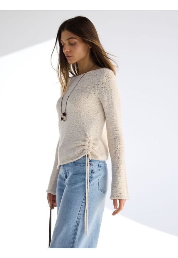 Reserved - Sweter z ozdobnym wiązaniem - kremowy. Kolor: kremowy. Materiał: dzianina