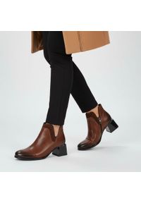 Brązowe Botki Armodo Modne Obuwie Damskie. Okazja: na co dzień. Kolor: brązowy. Materiał: skóra, materiał, jeans, lakier. Obcas: na obcasie. Styl: elegancki, casual. Wysokość obcasa: średni #1