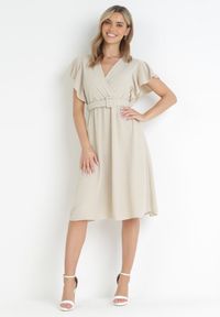 Born2be - Jasnobeżowa Sukienka z Kopertowym Dekoltem i Paskiem Sizue. Kolor: beżowy. Typ sukienki: kopertowe #1
