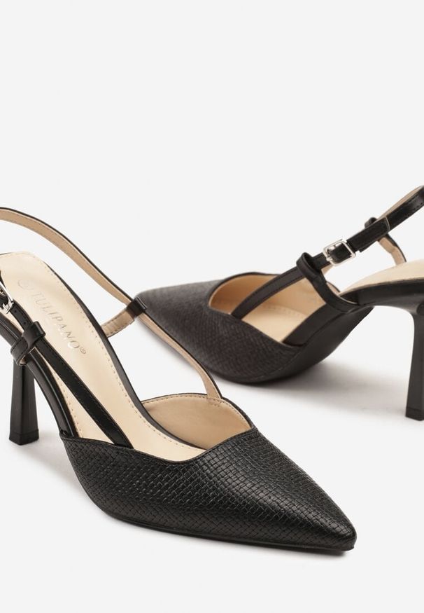 Renee - Czarne Sandały na Szpilce Typu Slingback Leathara. Nosek buta: szpiczasty. Zapięcie: sprzączka. Kolor: czarny. Materiał: jeans. Wzór: aplikacja. Obcas: na szpilce. Styl: elegancki